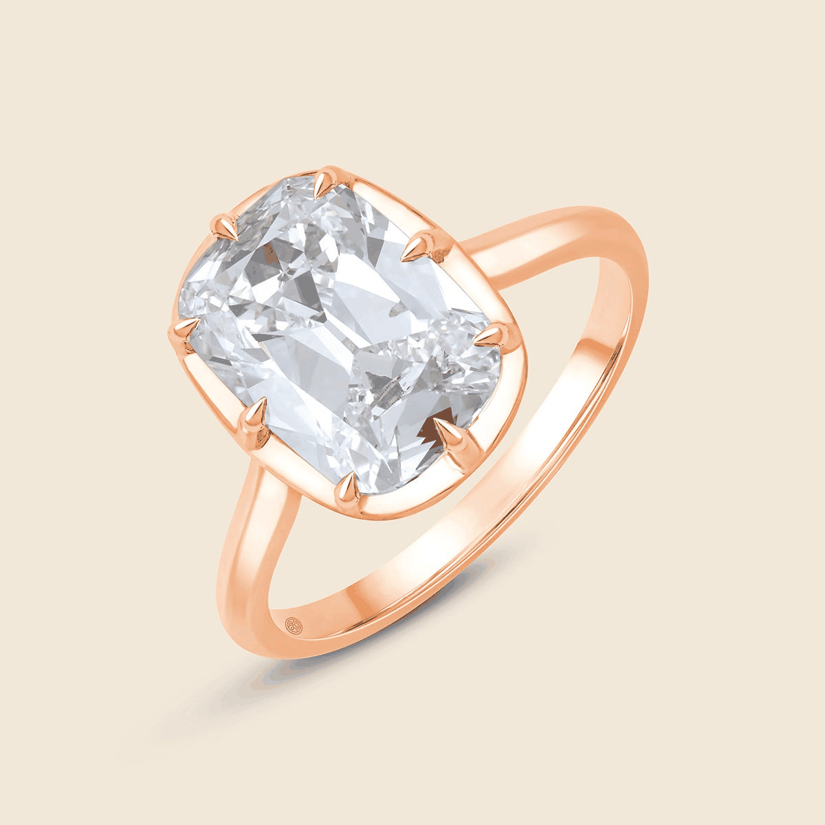 Verlobungsring aus Rosegold mit 2 Carat Lab Diamant im Kissenschliff, zentrale Fassung