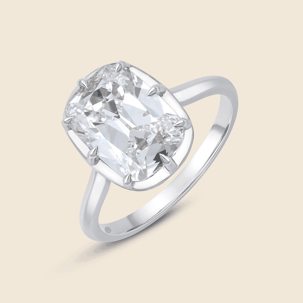 Verlobungsring aus Weissgold mit 2 Carat Lab Diamant im Kissenschliff, zentrale Fassung