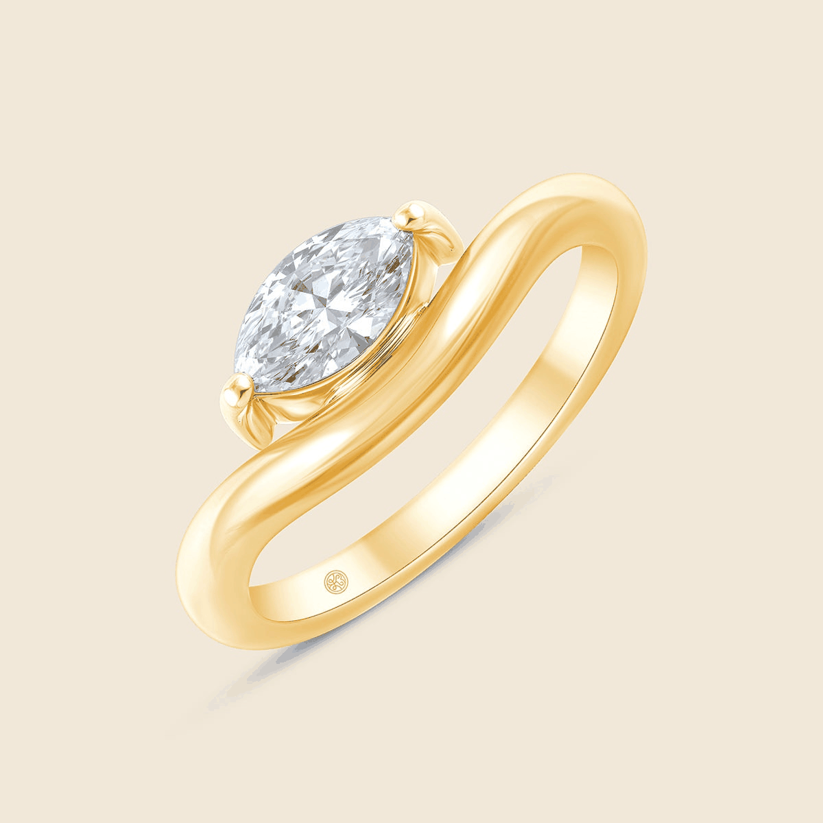 Wellenförmiger Gelbgoldring mit seitlich gesetztem Marquise-Lab-Diamanten