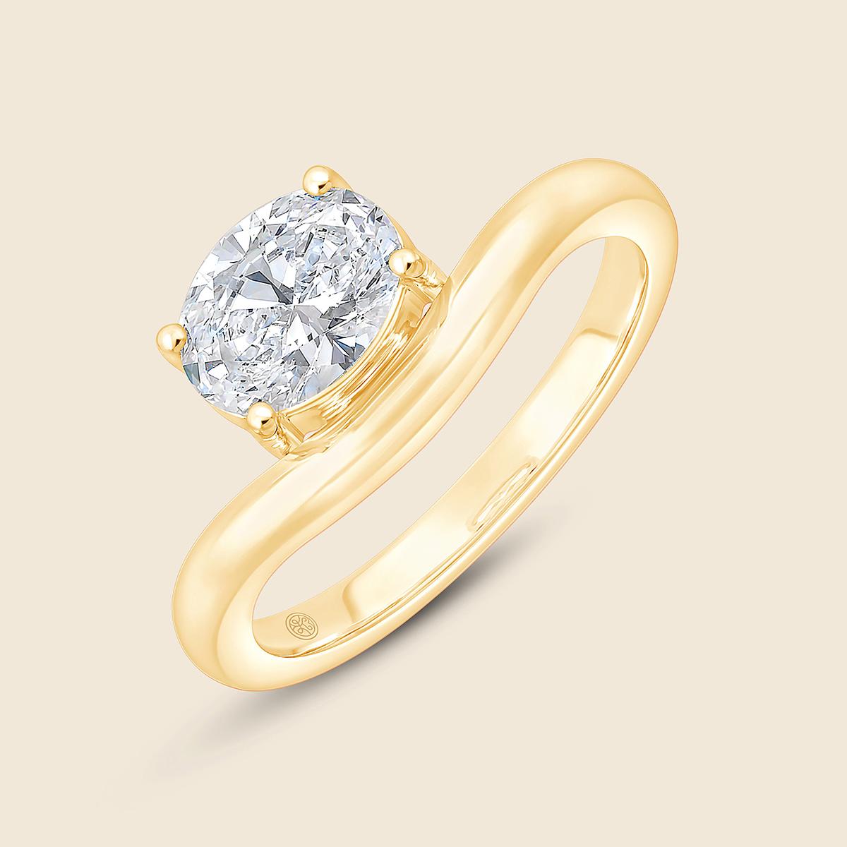 Wellenförmiger Gelbgoldring mit seitlich gesetztem ovalen Lab Diamanten
