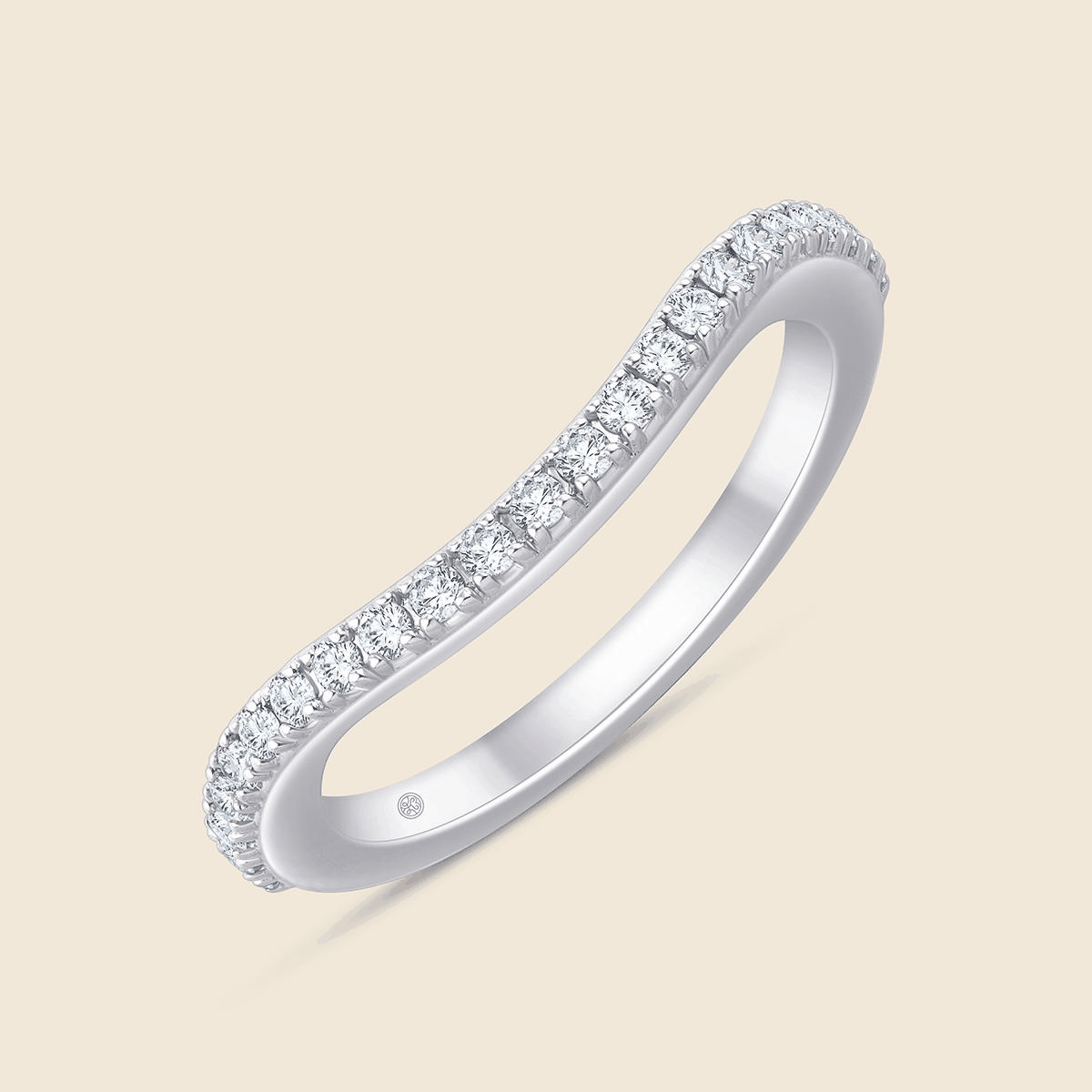 Wellenförmiger Weißgoldring mit kleinen rund geschliffenen Lab Diamanten