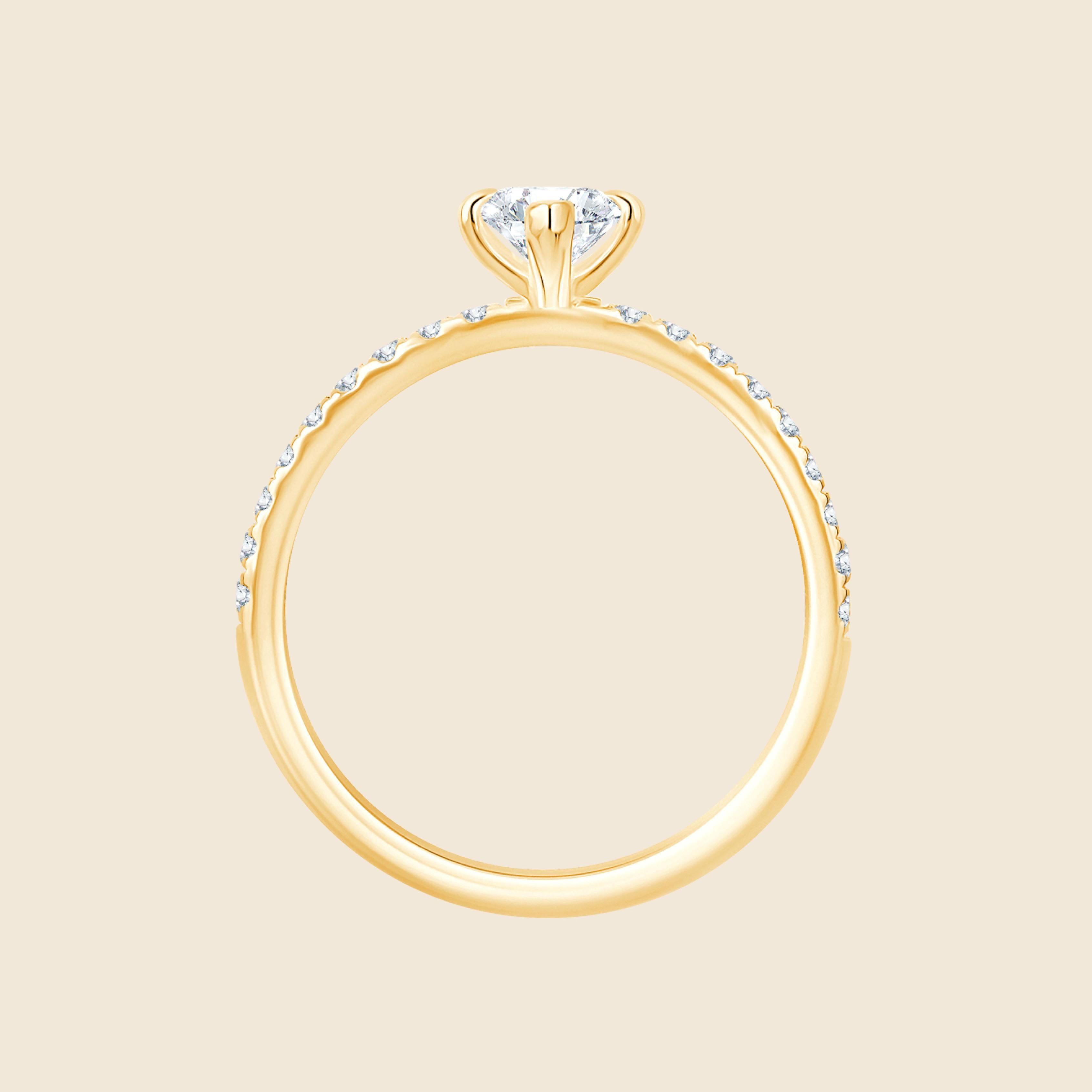 Verlobungsring aus Gelbgold mit 1 Carat Lab Diamant im Marquiseschliff und Pavé-besetzter Ringschiene, seitlich