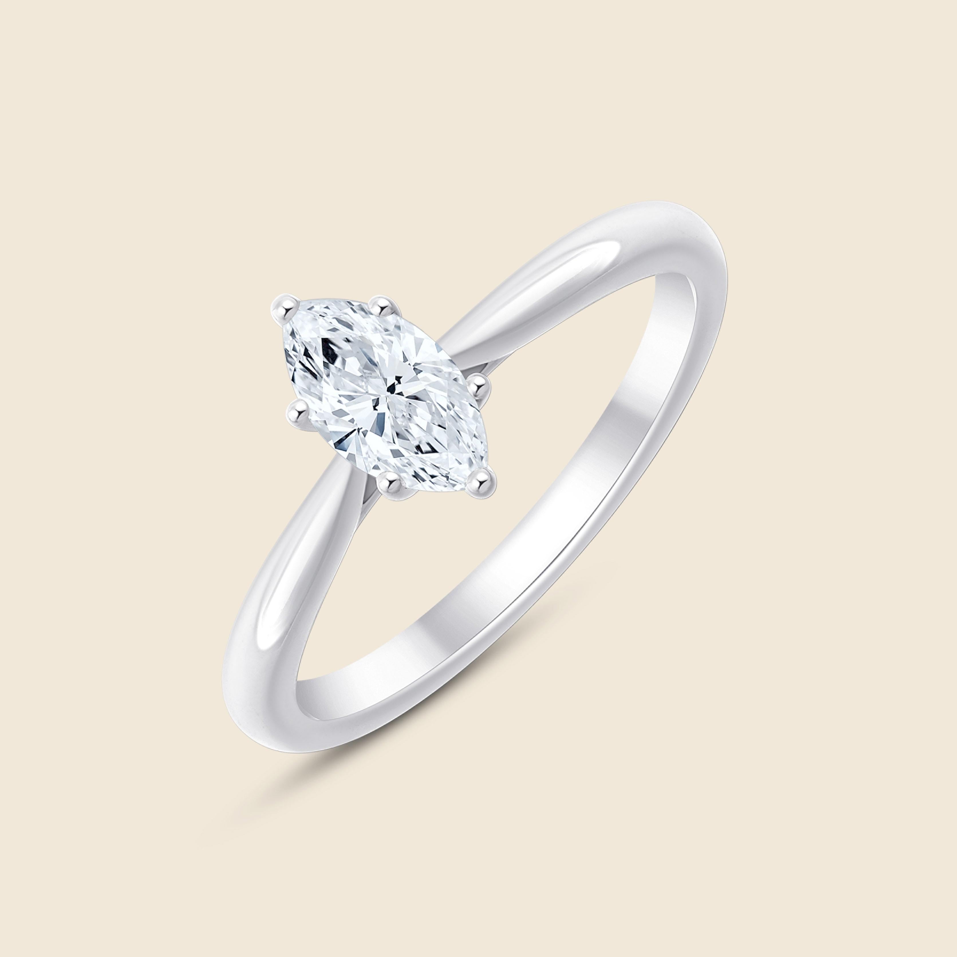 Verlobungsring in Weißgold mit zentralem Lab Diamant, Marquise-Schliff 