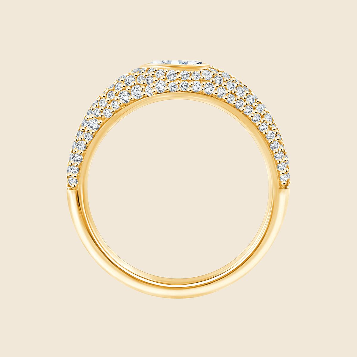 Gelbgold Siegelring mit Pavé-Diamanten und Pear Lab Diamant, seitlich