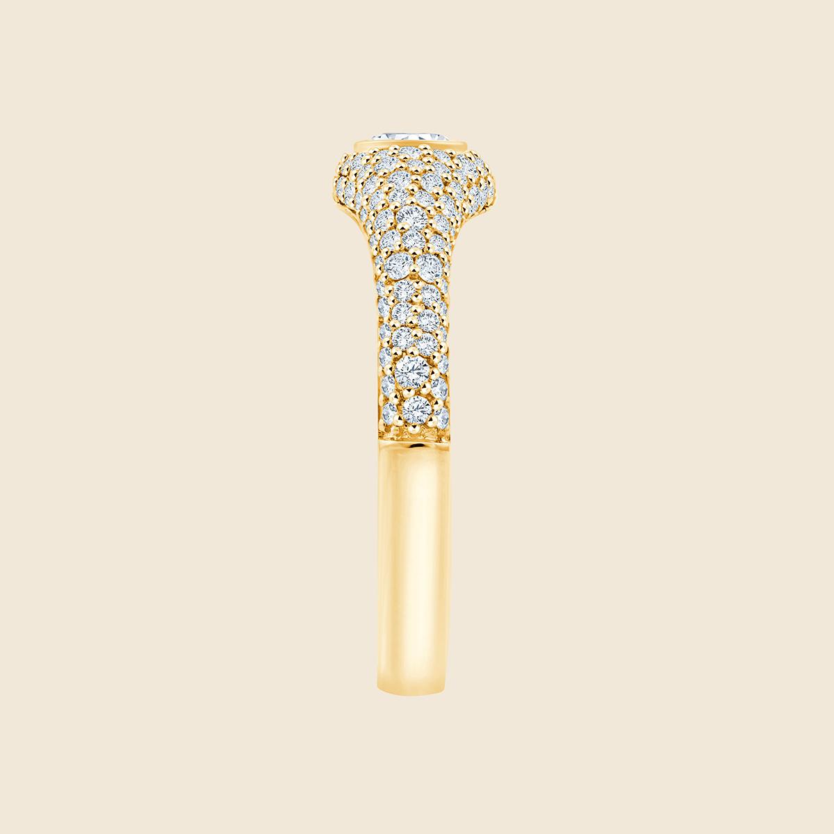 Gelbgold Siegelring mit Pavé-Diamanten und Pear Lab Diamant, seitlich