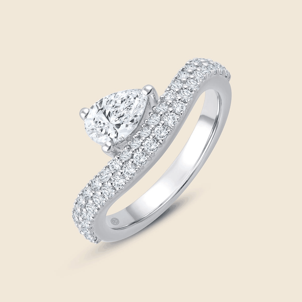 Weißgold Ring in Wellenform mit Pavé-Diamanten und seitlichem Pear Lab Diamant