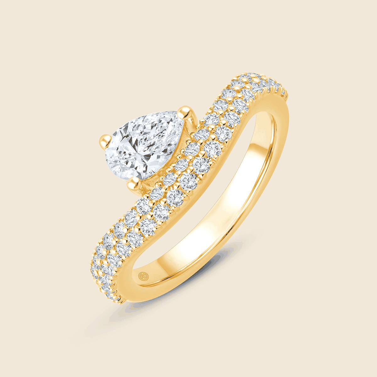 Gelbgold Ring in Wellenform mit Pavé-Diamanten und seitlichem Pear Lab Diamant