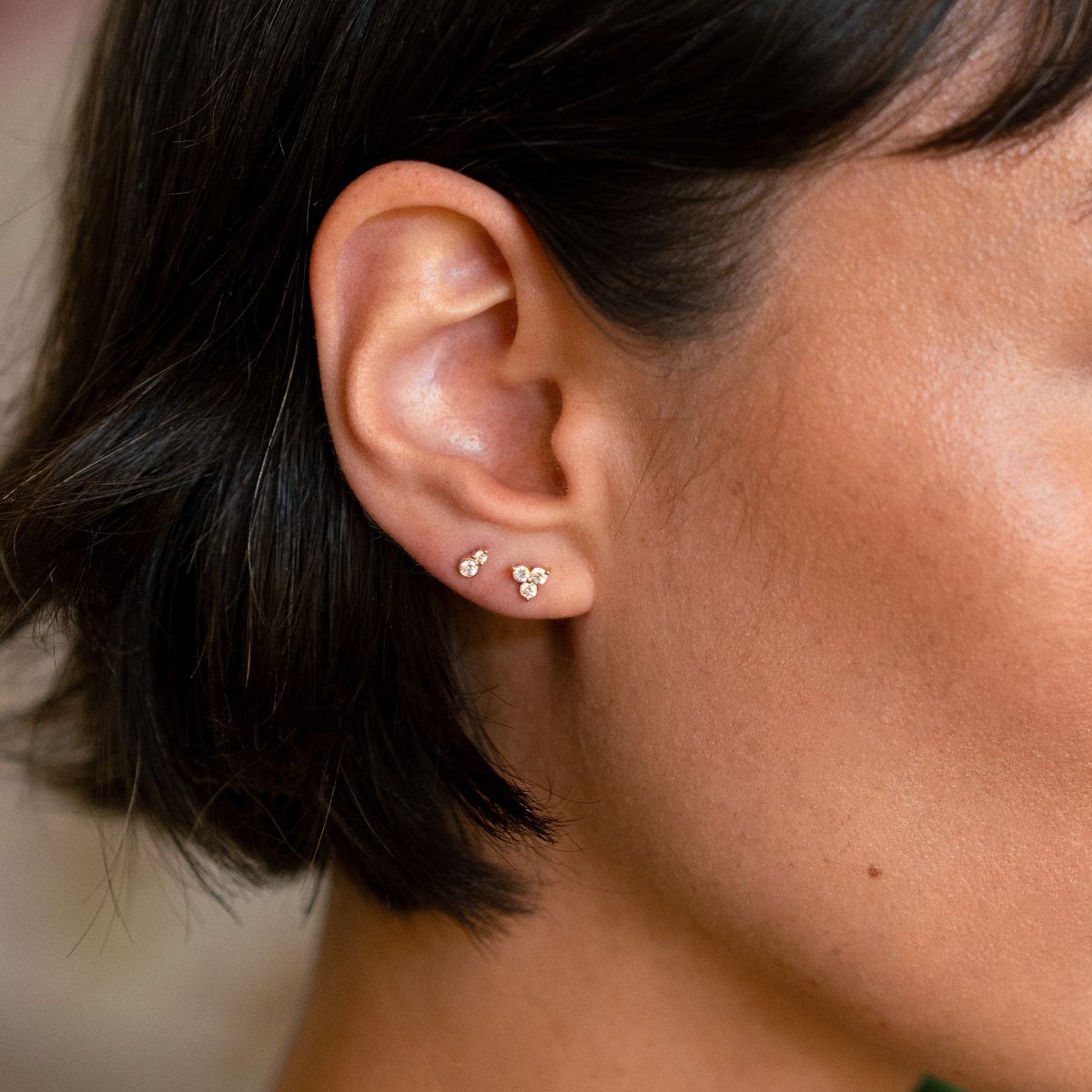 Nahaufnahme eines 14k Gold Piercings mit 3 Lab-Grown Diamanten im Rund-Schliff