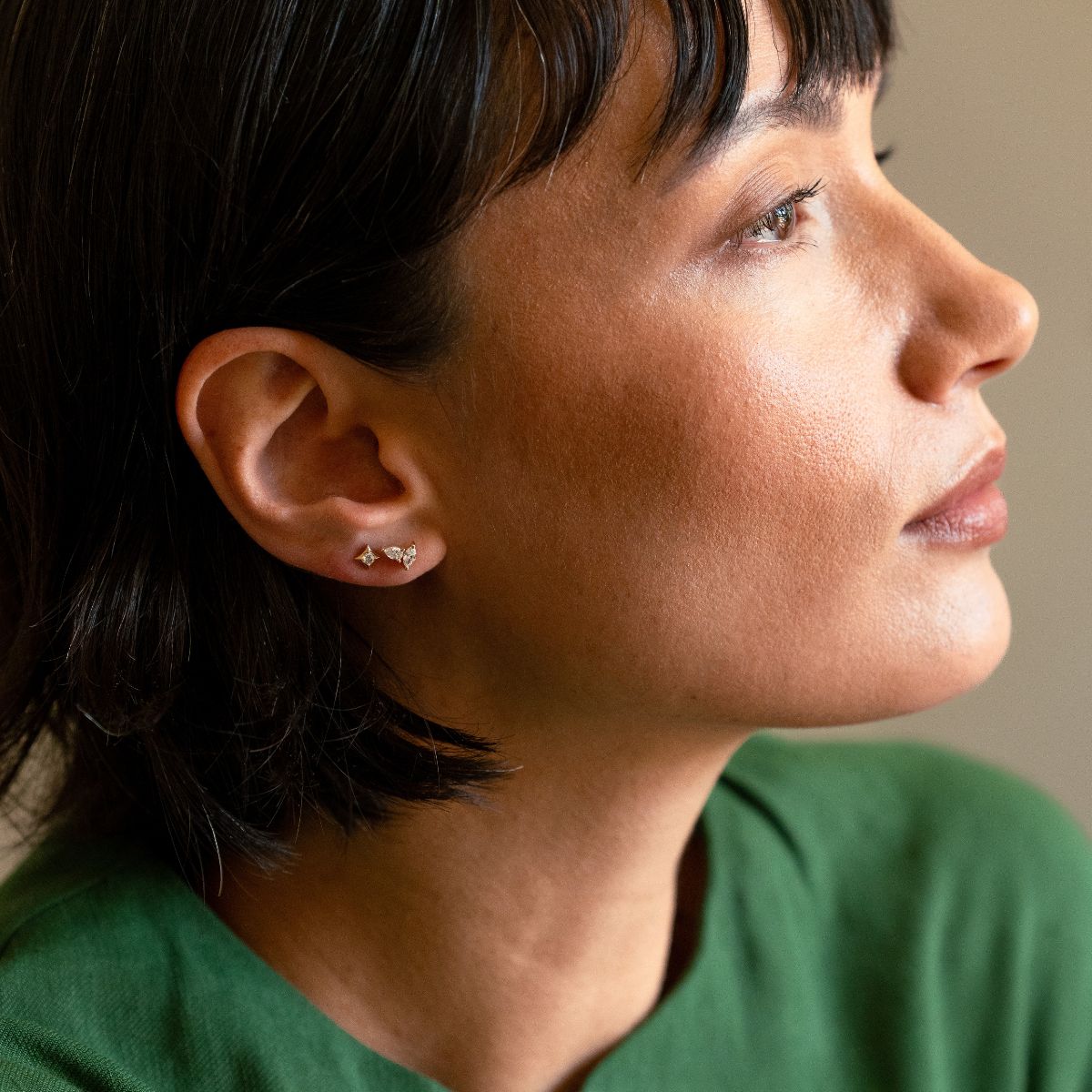 Nahaufnahme eines 14k Gold Piercings mit 2 Lab-Grown Diamanten im Marquise- und Birnen-Schliff