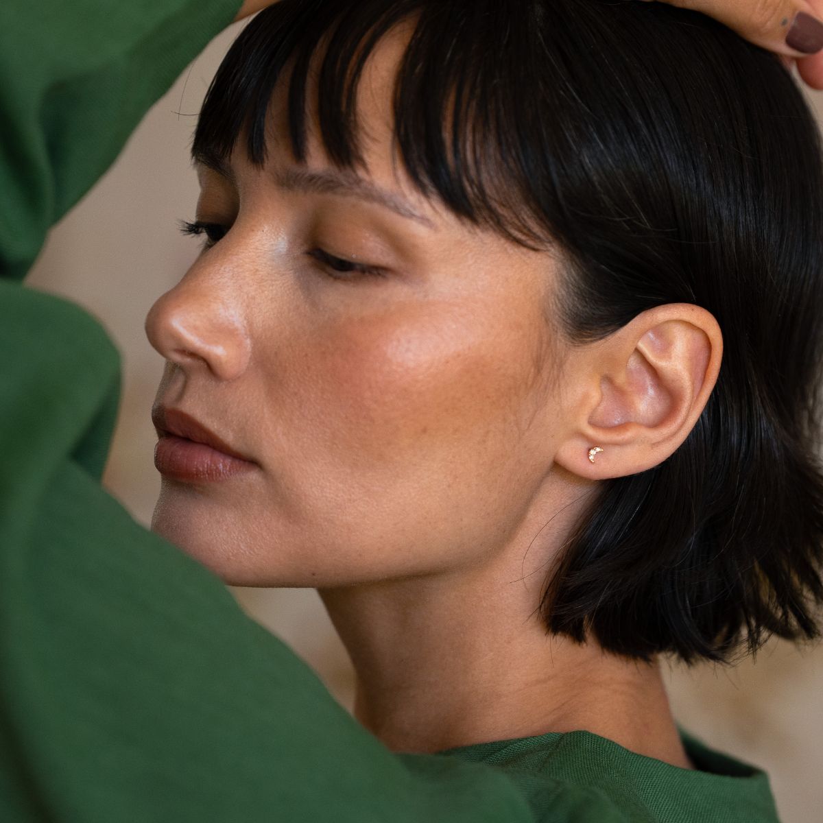 Model trägt 14k Gold Piercing mit 3 Lab-Grown Diamanten im Rund-Schliff