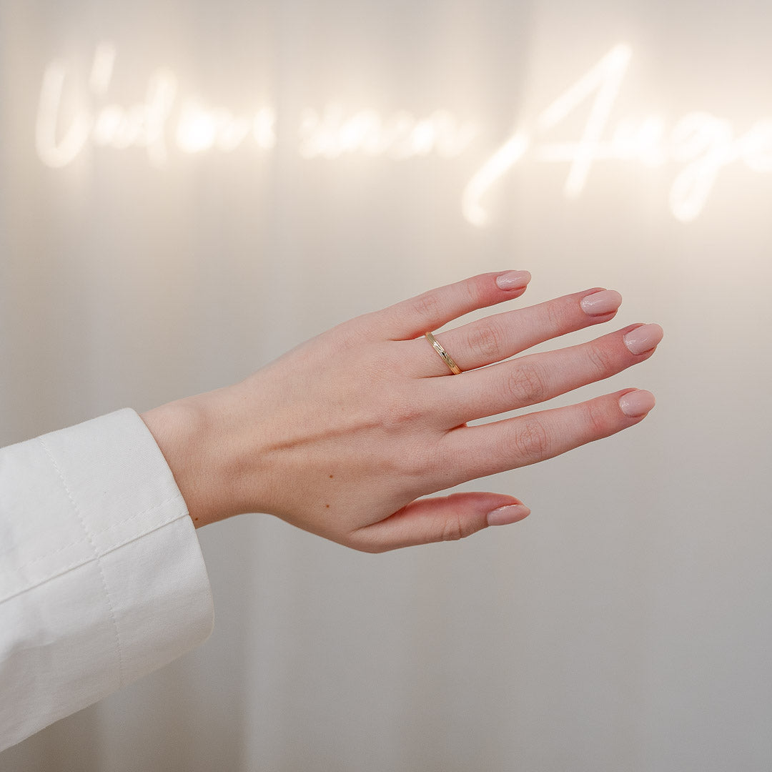 Minimalistischer Ring am Model