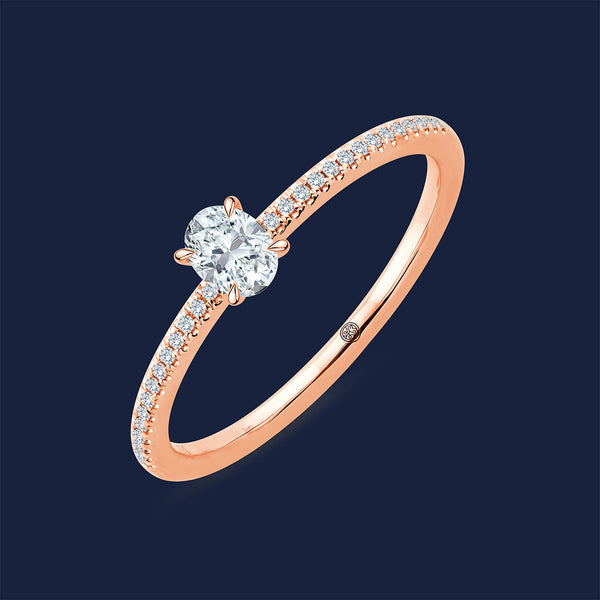 Rosegoldring mit Oval-Naturdiamant und Seitensteinen