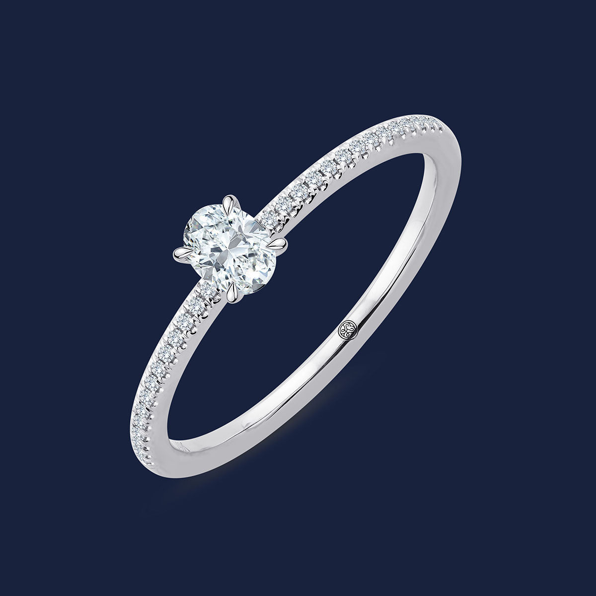 950er Platinring mit Oval-Naturdiamant und Seitensteinen