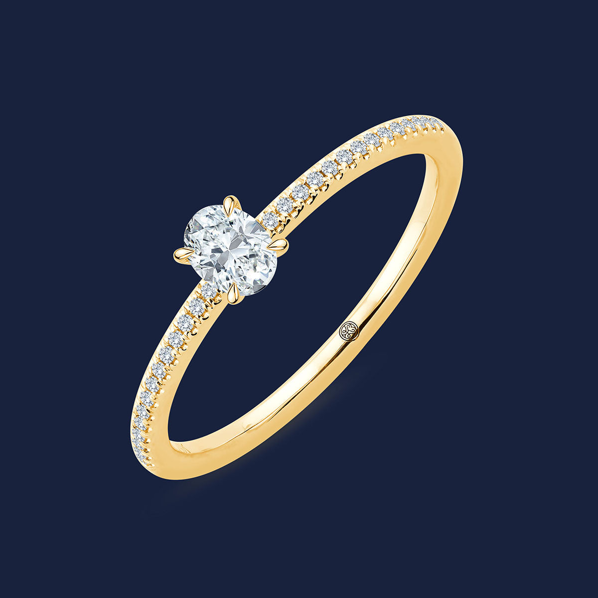 Goldring mit Oval-Naturdiamant und Seitensteinen