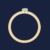 Goldring von vorne mit Oval-Naturdiamant an der Spitze und dem Ring folgenden Seitensteinen
