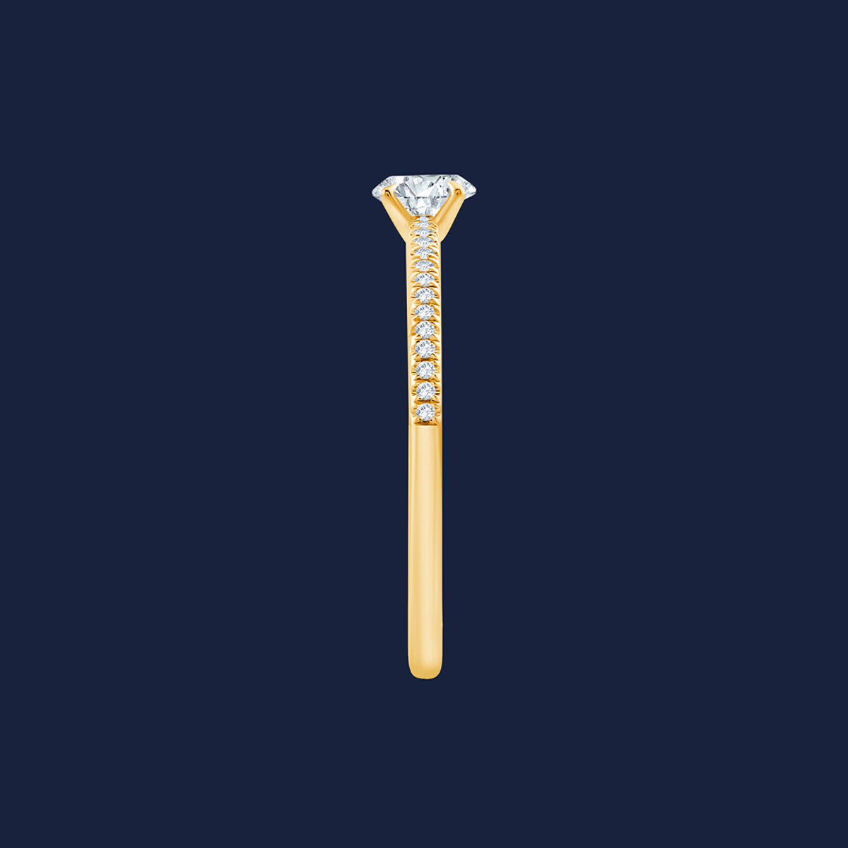 Goldring von der Seite mit Oval-Naturdiamant an der Spitze und dem Ring folgenden Seitensteinen