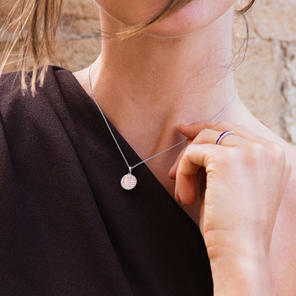 Model trägt Keramikkette mit Pearl Muster am Hals in Nahaufnahme