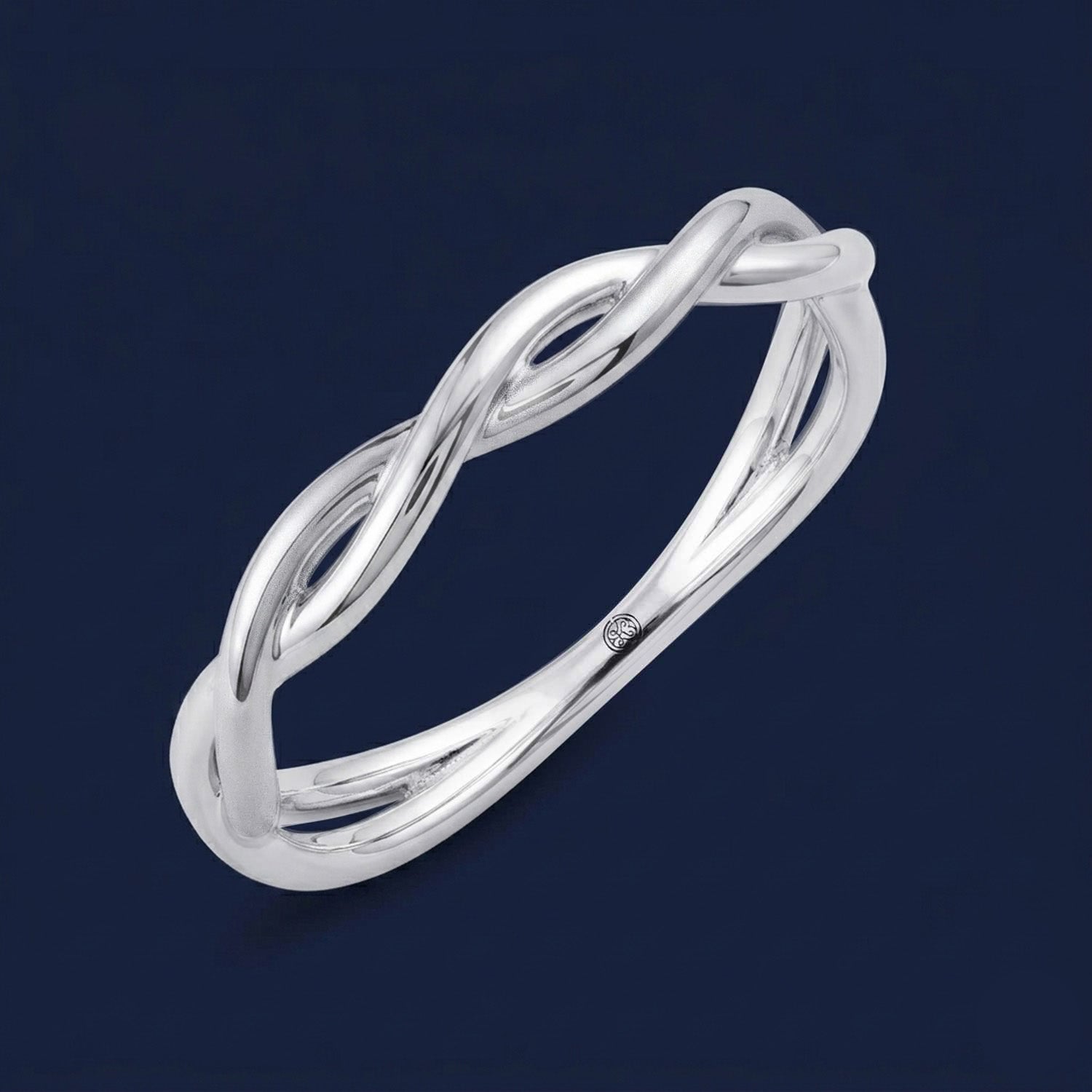 Eleganter, polierter Ring in Weißgold mit geflochtenem Muster