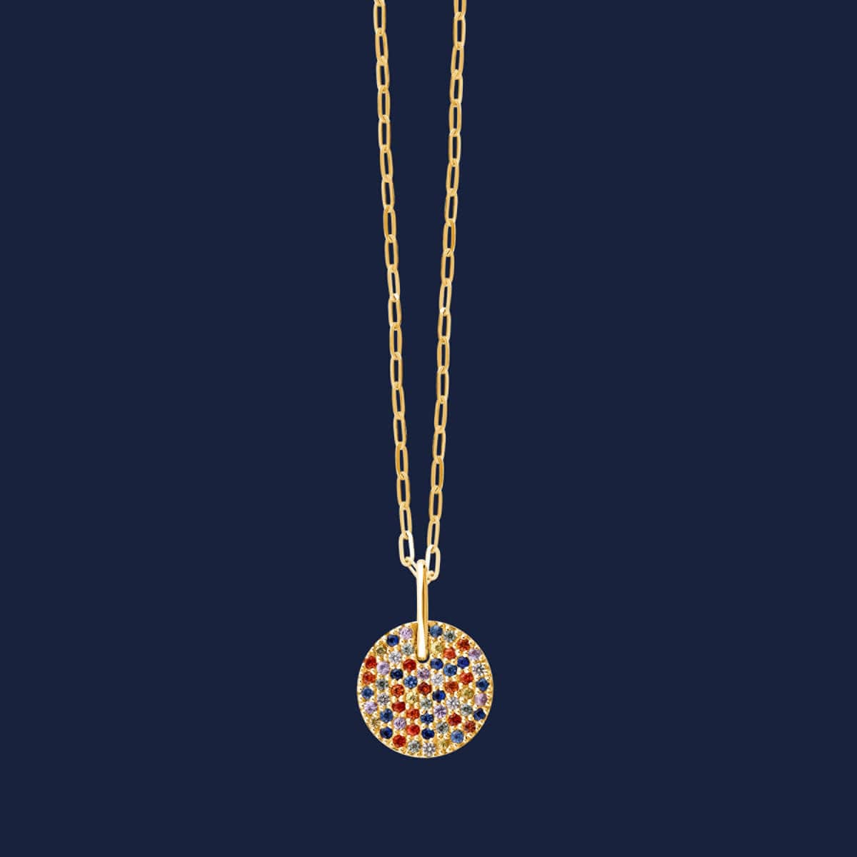 Kette mit glitzernden Edelsteinen in runder Fassung