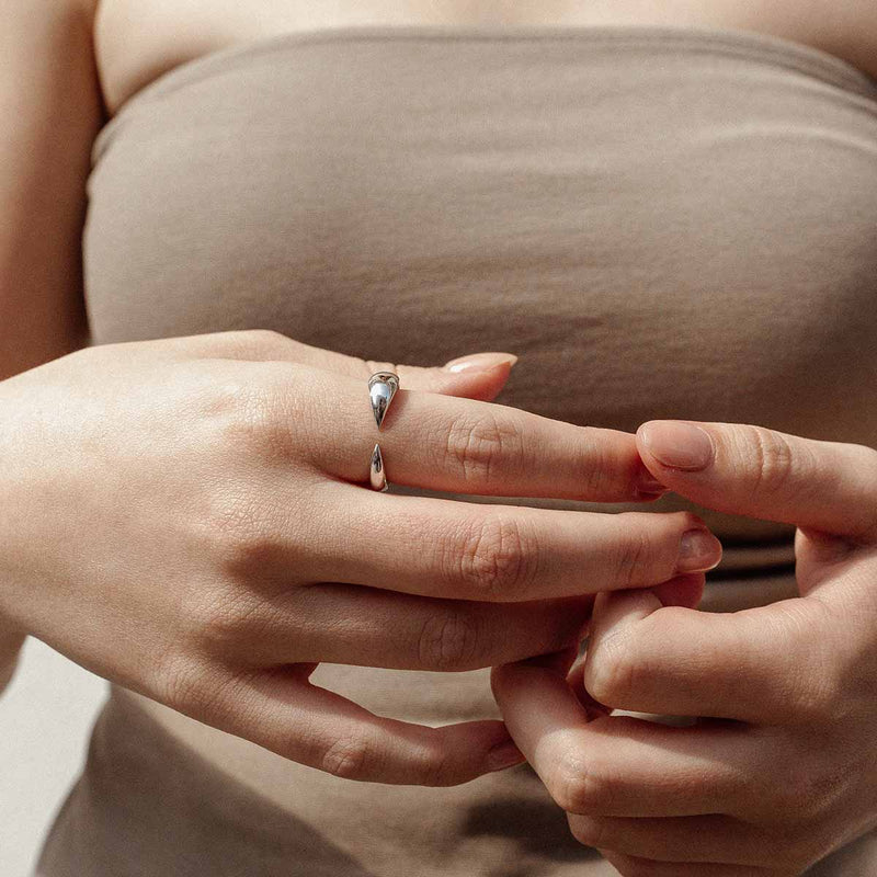 Frau trägt einen eleganten offnen Ring in Silber