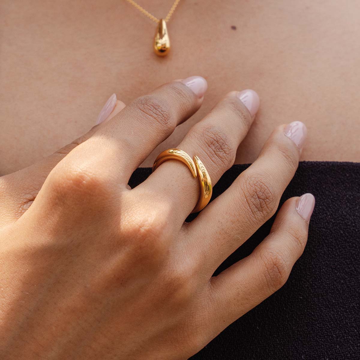 Zierlicher Crossover Ring in Gold getragen