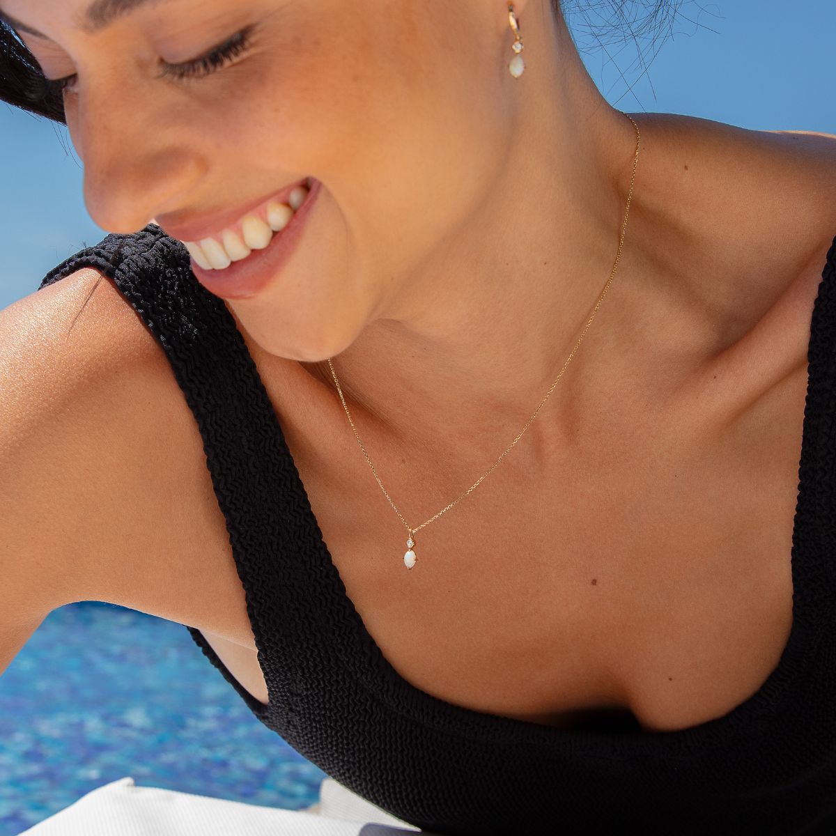 Detail australischer Opal mit Lab-Diamanten in 14k Gold