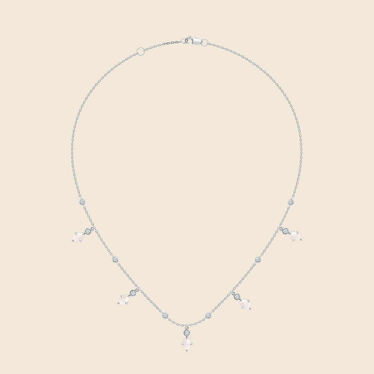 Mehrreihige Opalkette am Hals getragen, 14k Gold