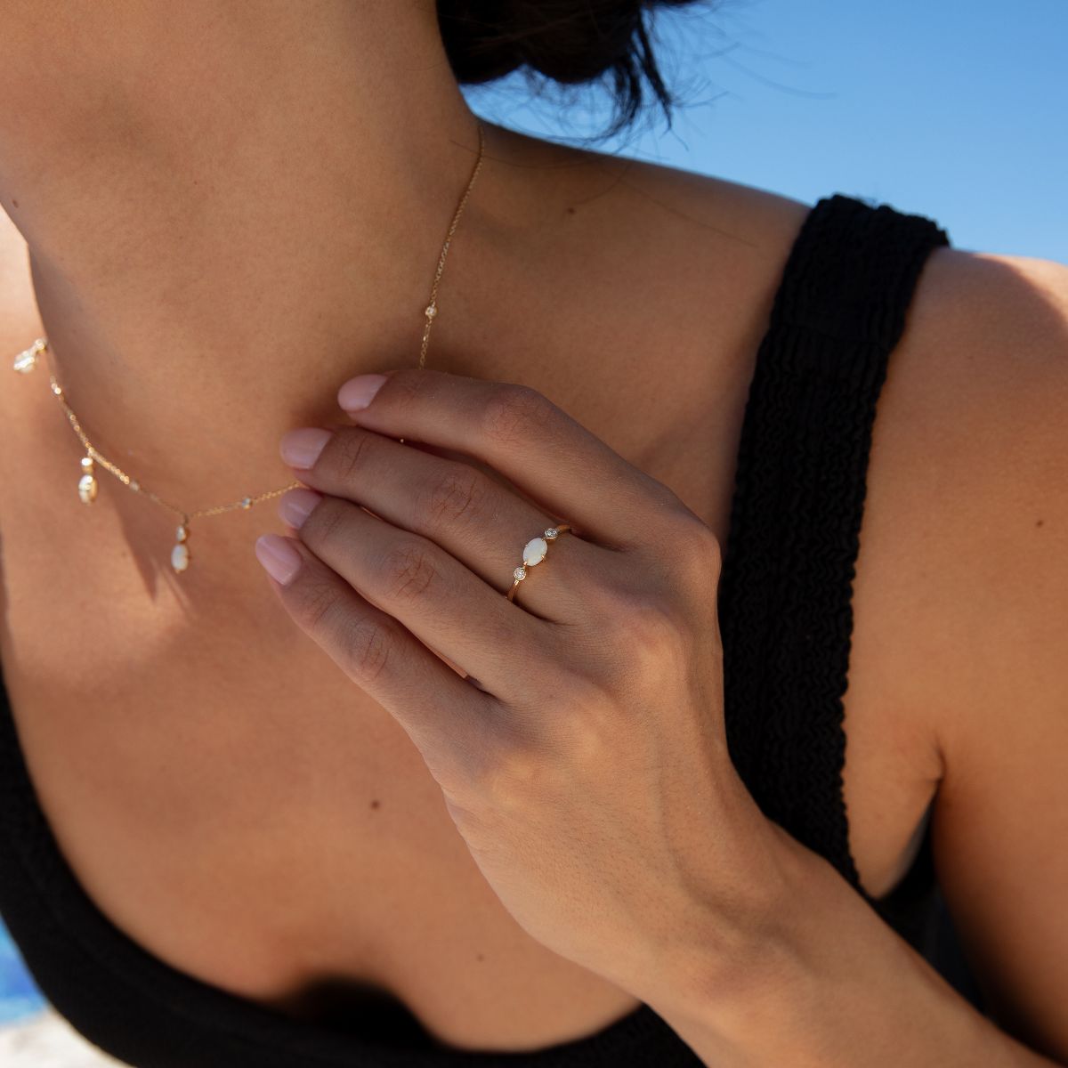 Nahaufnahme Opalring mit Farbspiel und Lab-Diamanten in Gold