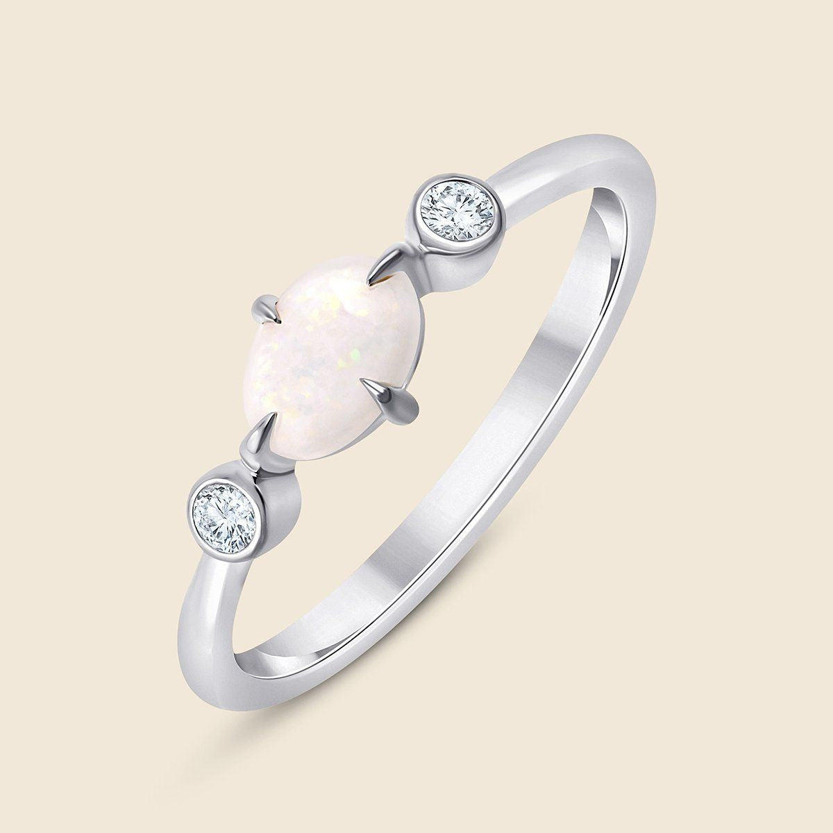 Seitenansicht Opalring in recyceltem 14k Gold mit Lab-Diamanten