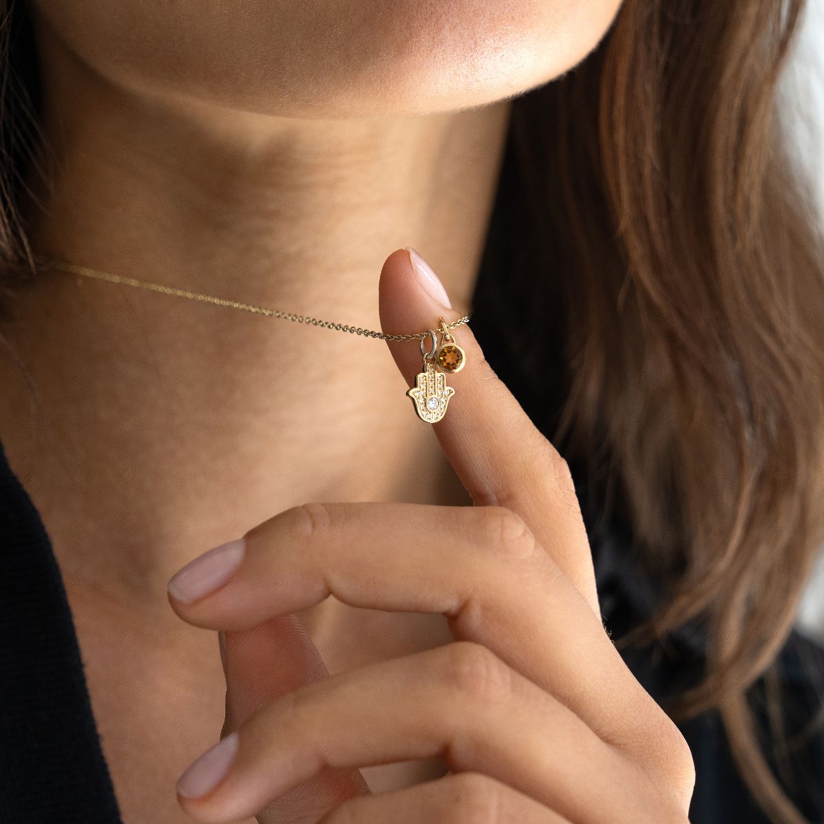 Hamsa Anhänger in Kombination mit Geburtsstein Anhänger am Model getragen, Nahaufnahme