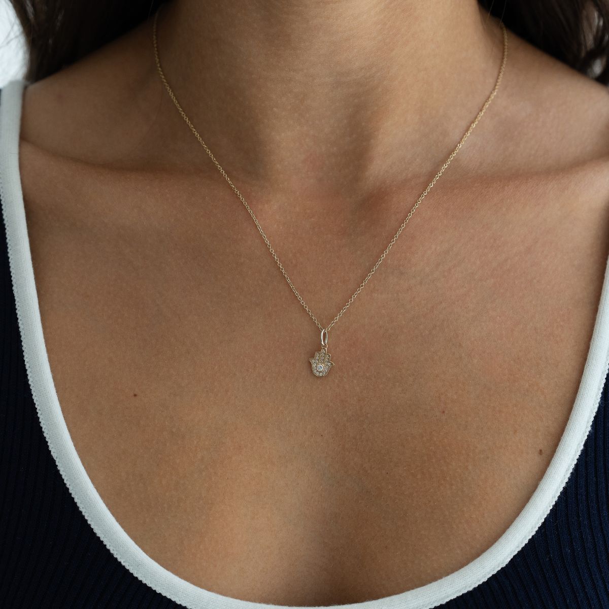 Model trägt Hamsa Anhänger an einer Kette