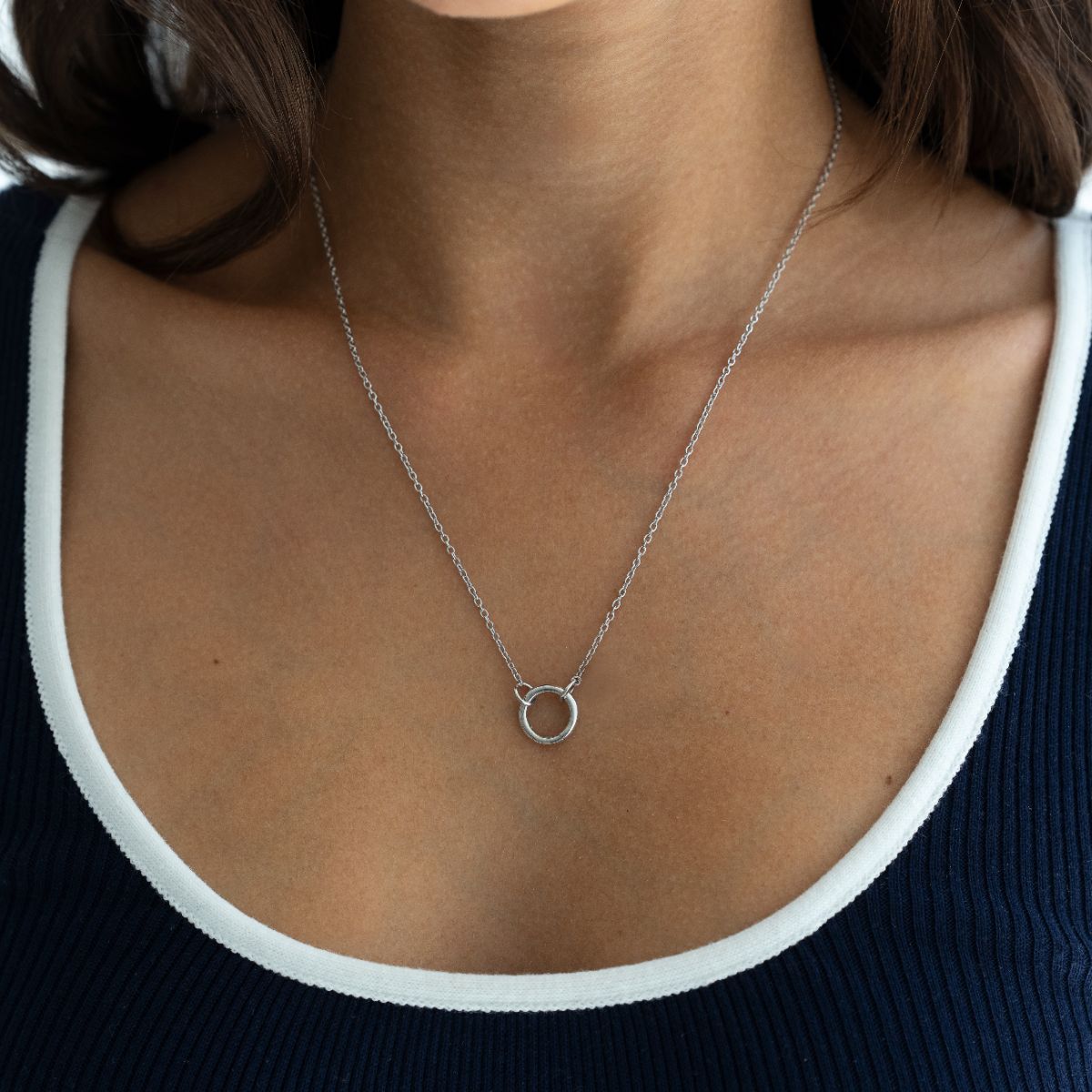 Model trägt die Charm Cable Kette in Silber