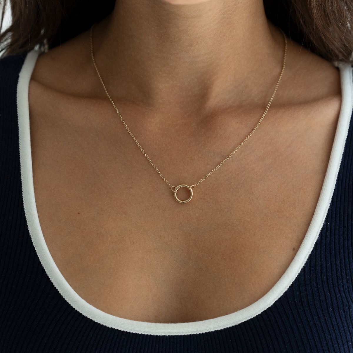 Model trägt die Charm Cable Kette in Gold, Nahaufnahme
