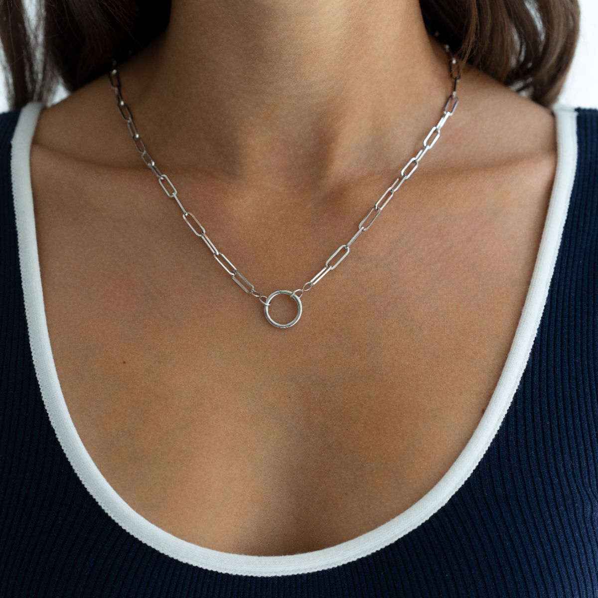 Model trägt die Charm Kette Paperclip in Silber