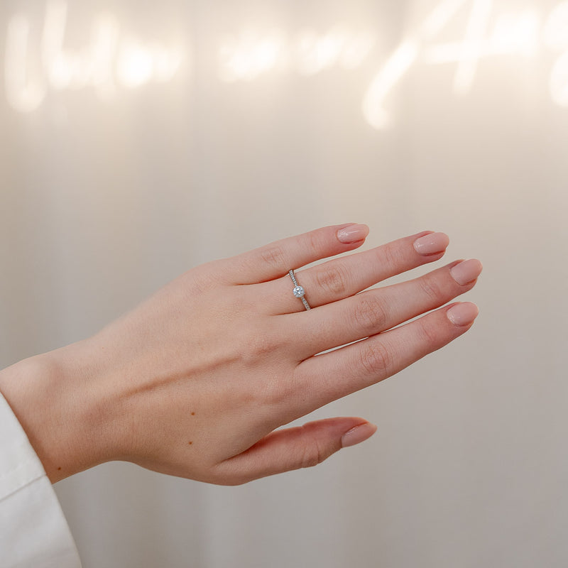 Eleganter Ring in Weißgold mit natürlichen Diamanten