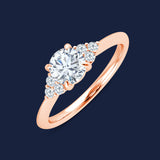Rosegoldring mit einem zentralen, großen Diamanten im Rund-Schliff. Umgeben von 6 kleineren Seitendiamanten