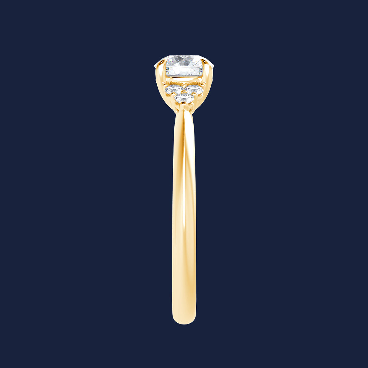 Goldring von der Seite mit einem großen Naturdiamanten an der Spitze. Umgeben von 6 kleiner Seitendiamanten.