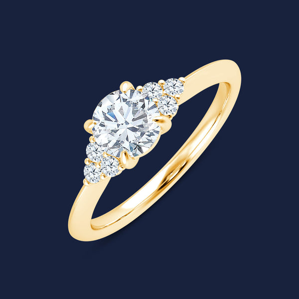 Goldring mit einem zentralen, großen Diamanten im Rund-Schliff. Umgeben von 6 kleineren Seitendiamanten
