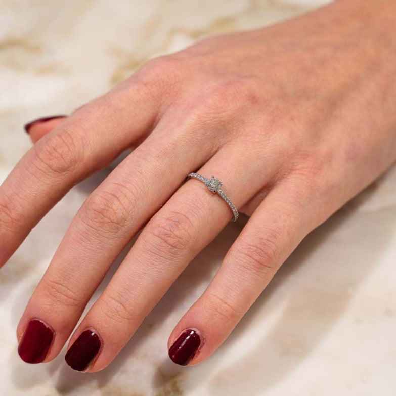 Runder Diamantring mit Diamantband