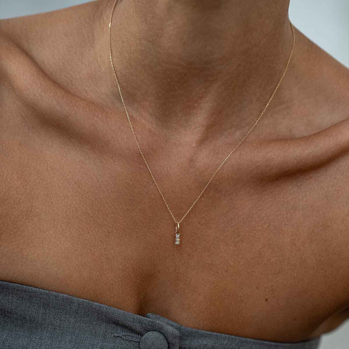 Nahaufnahme Model trägt Anhänger in 14k Gelbgold