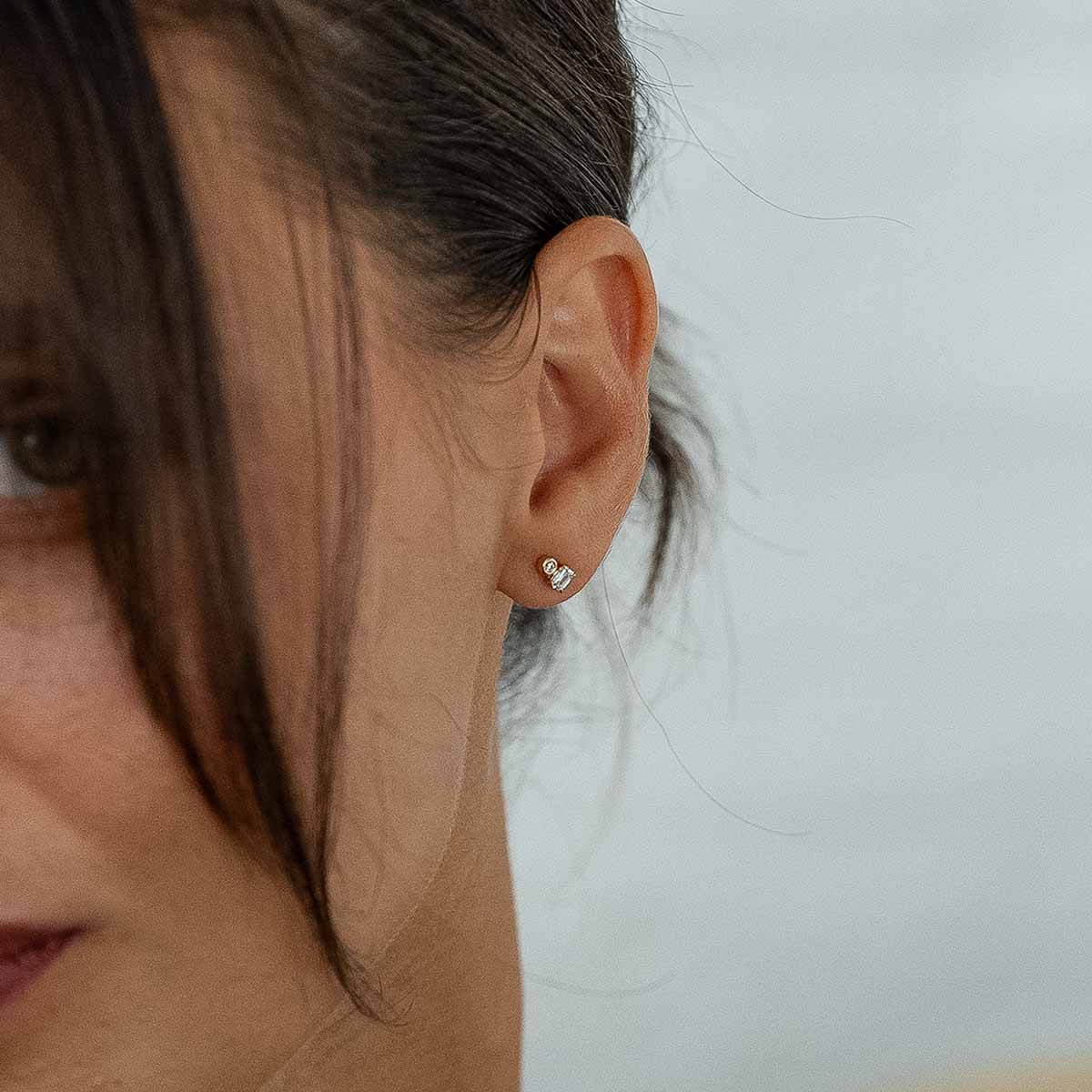 Modelbild mit diamantbesetzten Ohrsteckern in Gold