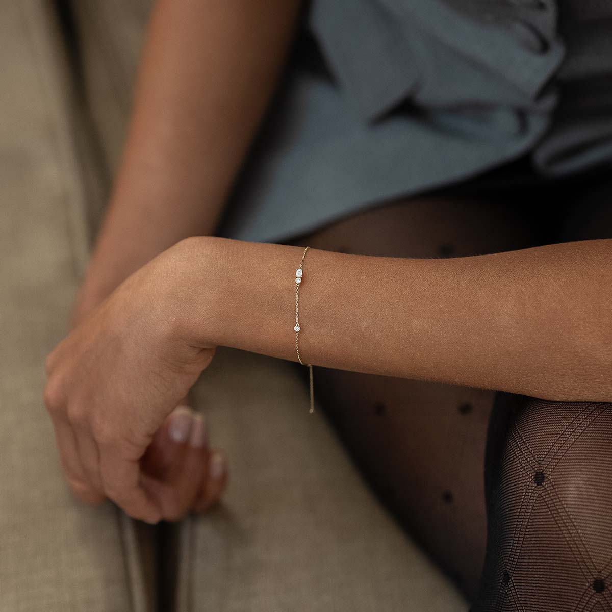 Nahaufnahme von Model, dass goldenes Lab-Diamantarmband trägt