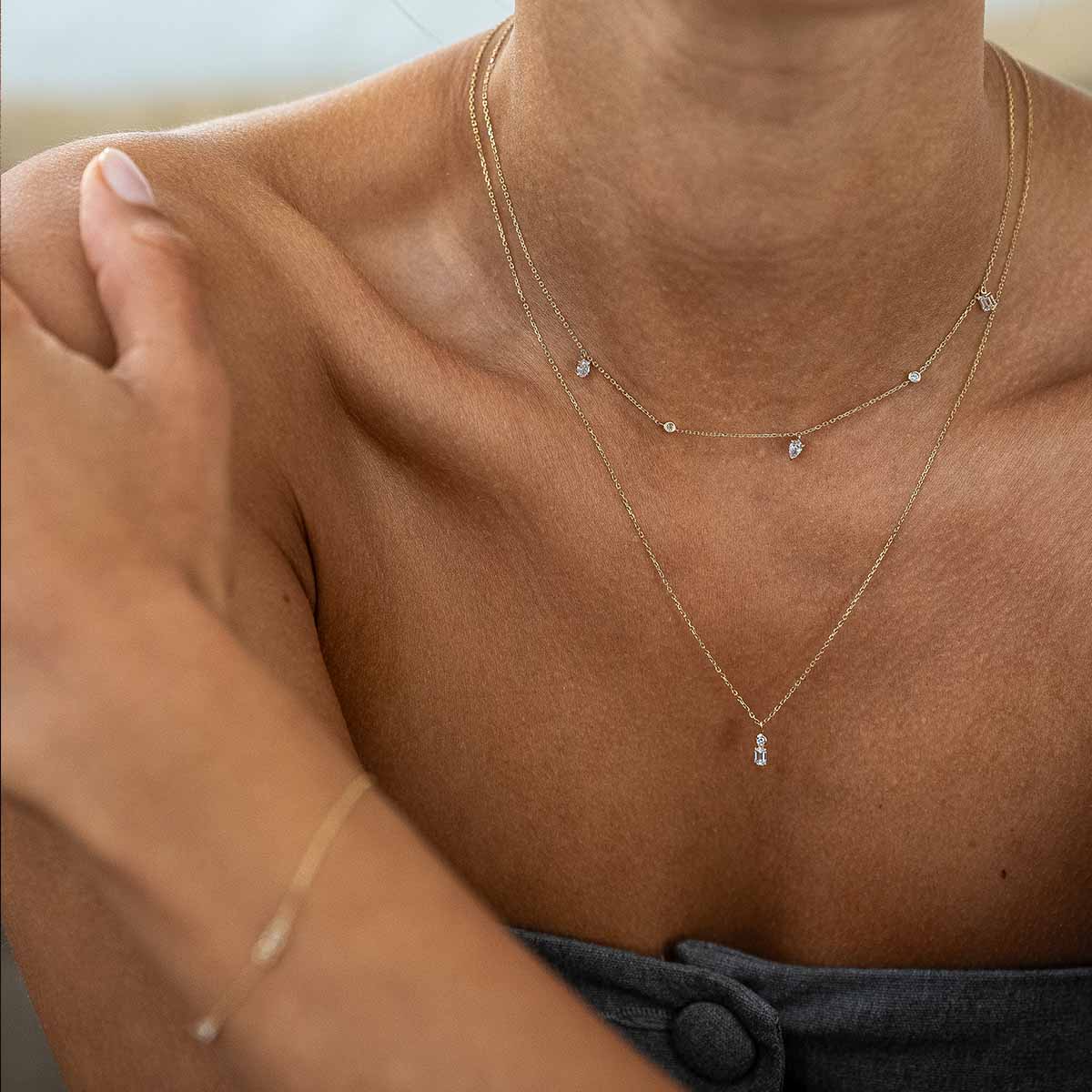 Model trägt Kette mit 5 Lab Diamanten in 14k Gold