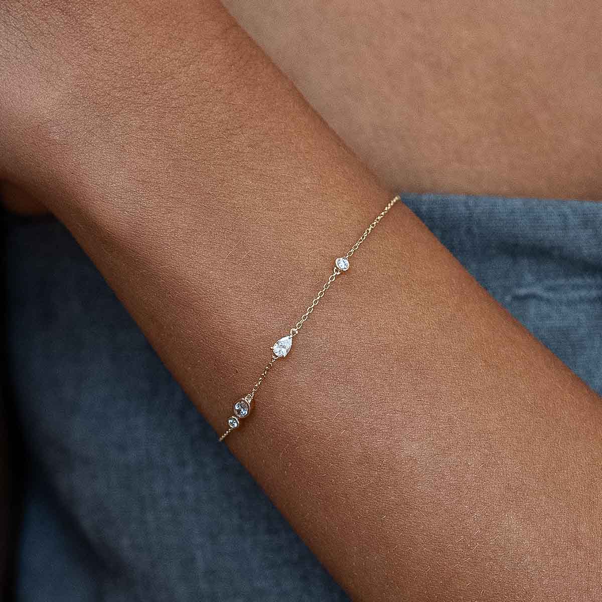 Model trägt goldenes Armband mit 4 Lab Diamanten