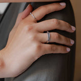 Quadratischer Ring am Finger einer Frau