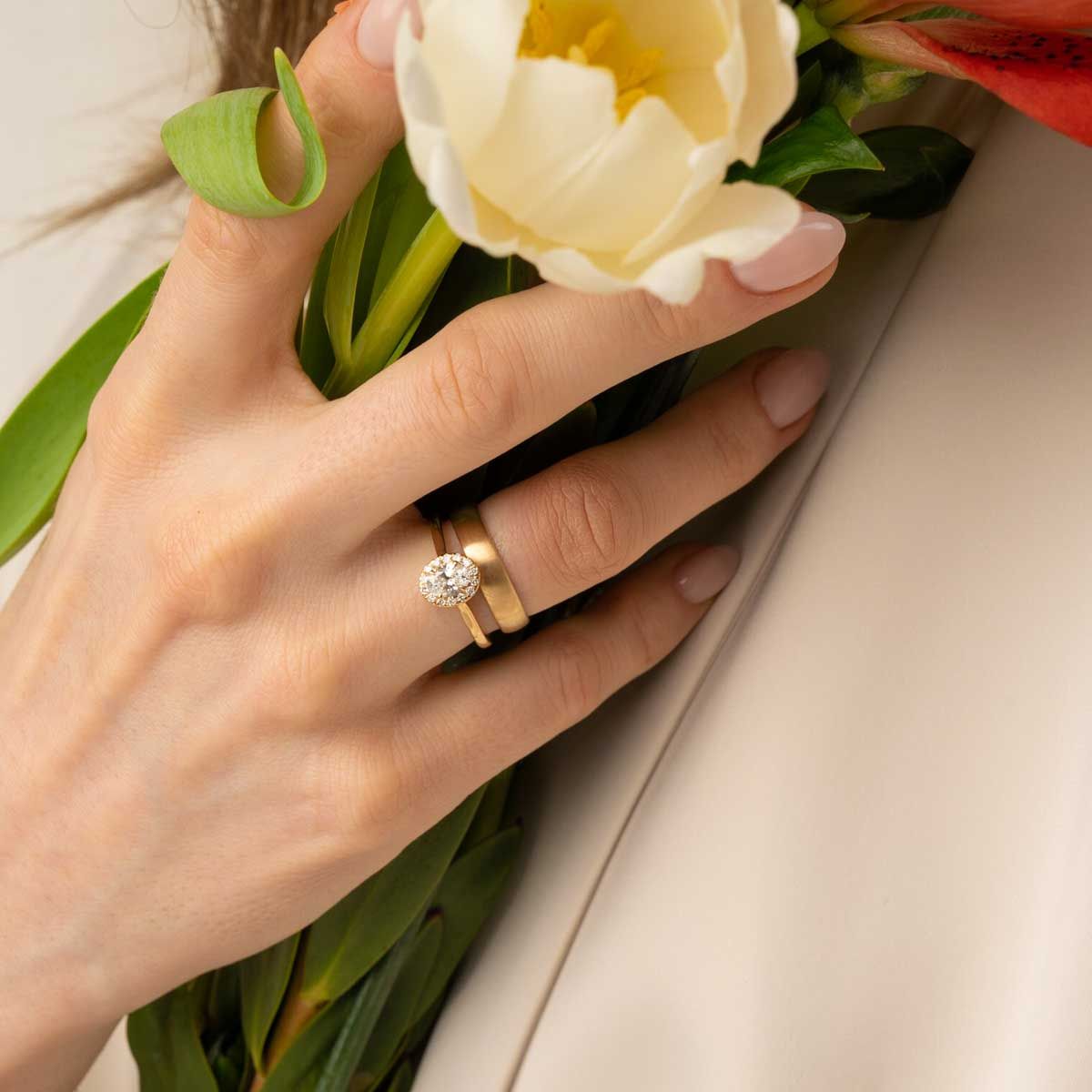 Hyacinth Oval Halo Ring