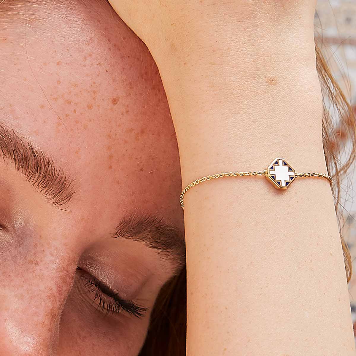 Model trägt gelbgoldenes Armband mit Sommerfarben
