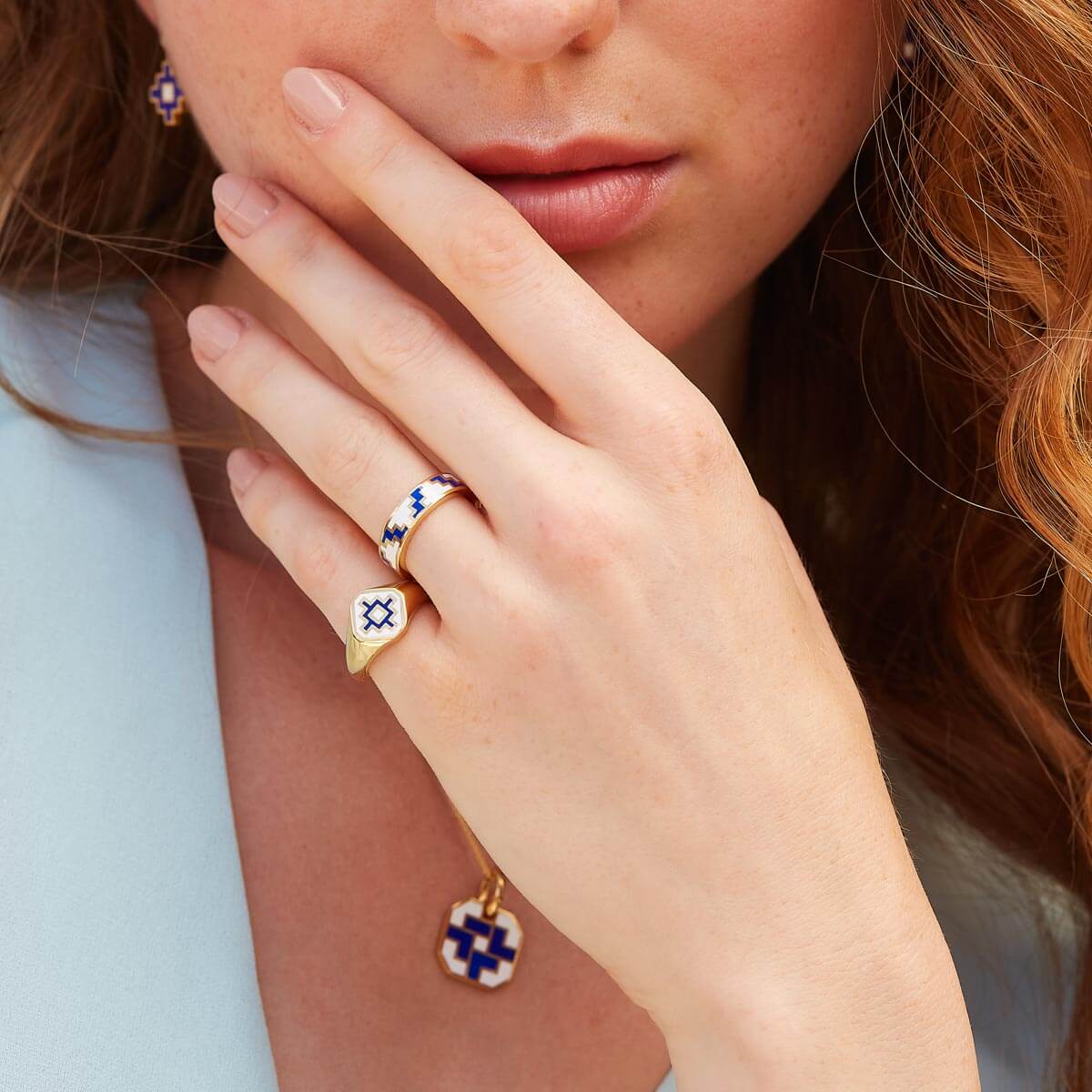 Model trägt Set aus vergoldeten Sterlingsilberringen für den Sommer
