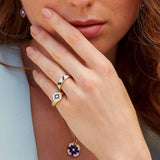 Model trägt farbenfrohe Ringe mit geometrischen Mustern in Sommerfarben