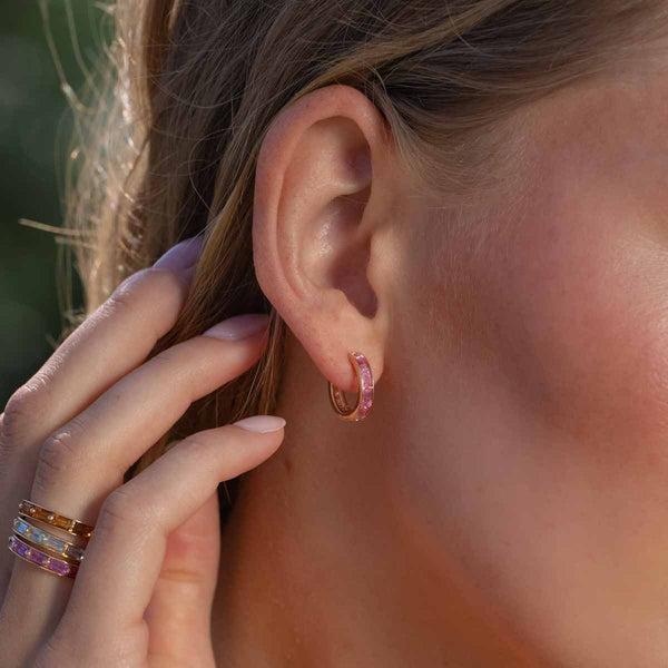 Model trägt die einzigartigen Kreolen am Ohr 